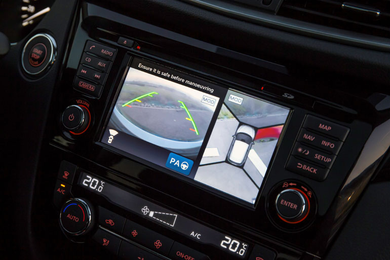 Η οθόνη στην κεντρική κονσόλα εμφανίζει το αυτοκίνητο και τους χώρους γύρω από αυτό. Ο έλεγχος γίνεται περιμετρικά του οχήματος 360 μοίρες!!!