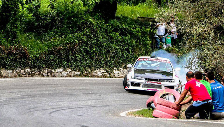 O Απόστολος Κυριακούδης κάνει εντυωπωσιακή εμφάνιση με το πλάι...