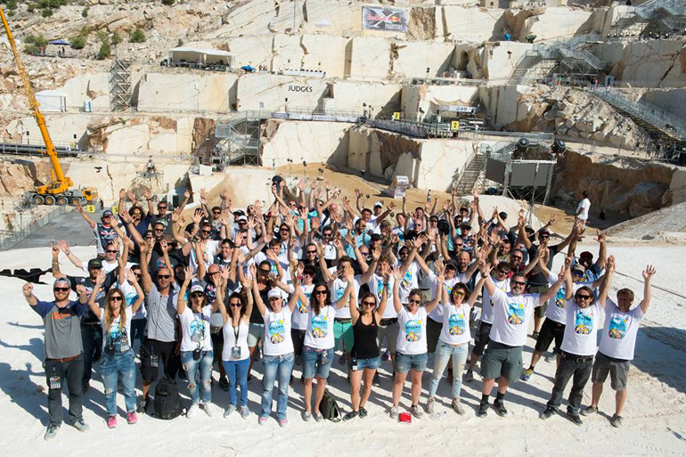 Ένα μέρος μόνο της ομάδας των ανθρώπων που δούλεψαν σκληρά για να απολαύσουμε όλοι εμείς αλλά και ολόκληρος ο πλανήτης το εκρηκτικό (μπαμ, μπουμ...) θέαμα!