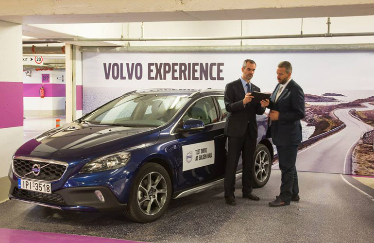 Στη φωτό ο Μιχάλης Ζεμπερλίκος γνώστης αυτοκινήτων της Volvo καθώς έχει διατελέσει υπεύθυνος διπλωματικών πωλήσεων της μάρκας!!