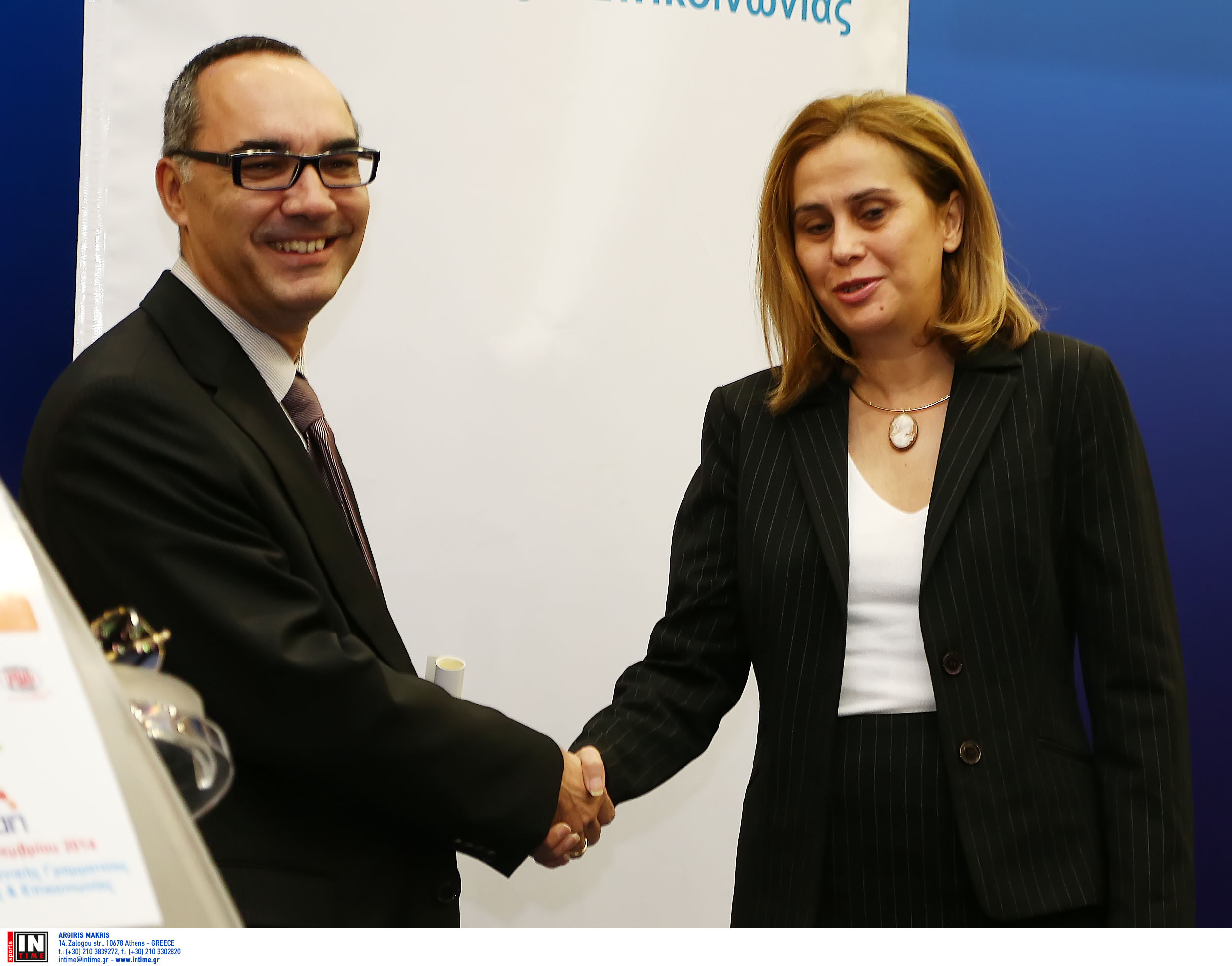 Η πρόεδρος της ΕΣΗΕΑ κ. Αντωνιάδου βραβεύει τον Δημήτρη Χρυσάνθη