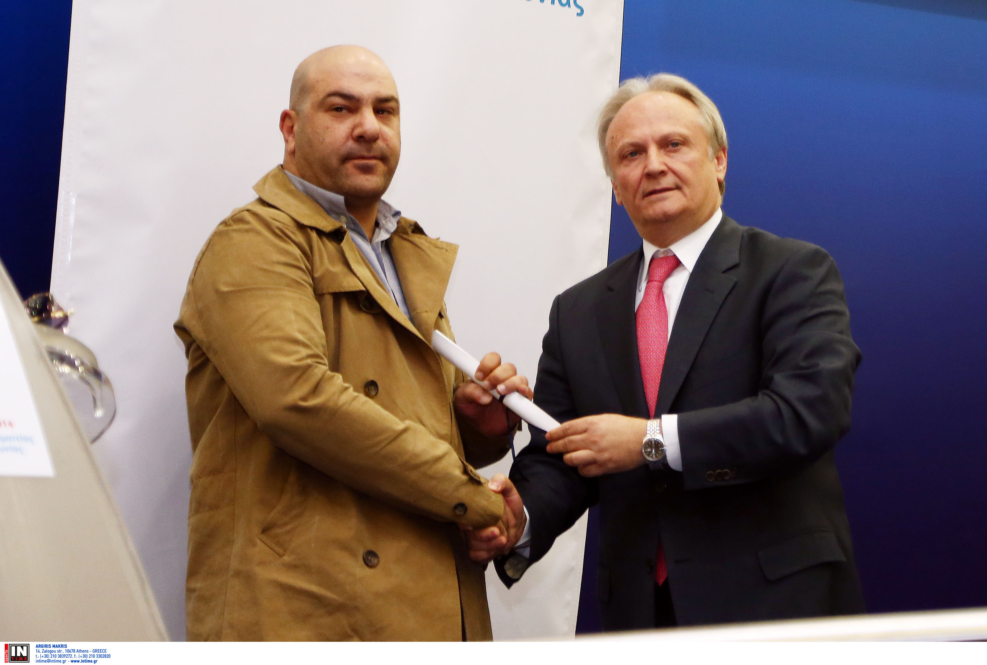 Ο κ. Ανδριανός βραβεύει τον Άρη Ασβεστά