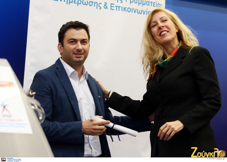 Το zougla.gr και ο υπογράφων βραβεύτηκαν το 2014 με Έπαινο για την έρευνα σχετικά με το Ράλι Ακρόπολις.... Στην φωτό με την πρόεδρο του ΕΤΑΠ ΜΜΕ Γιώτα Αντωνοπούλου