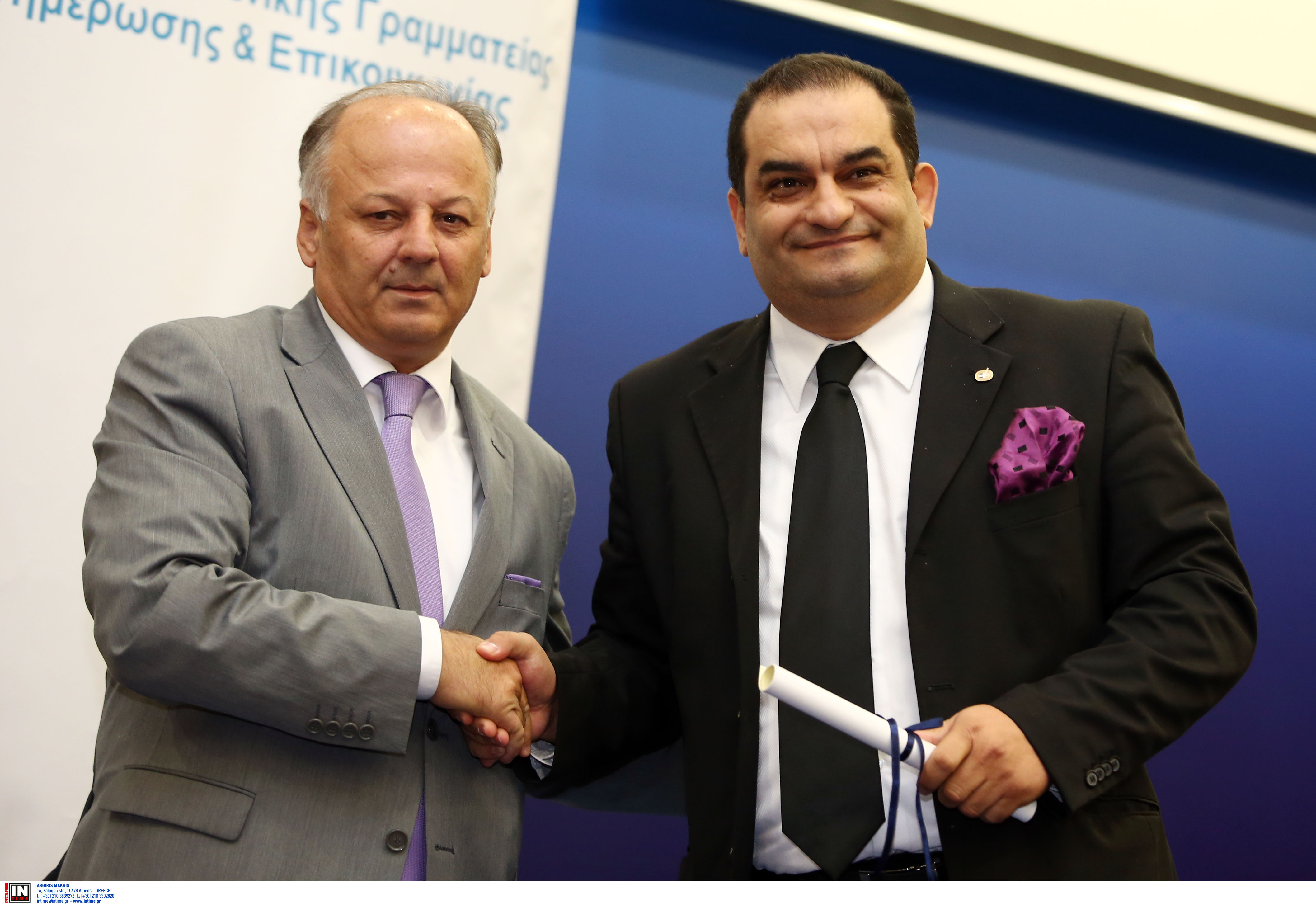 Ο φωτορεπόρτερ Βασίλης Κουτρουμάνος βραβεύτηκε από τον αντιπρόεδρο του ΠΣΑΤ κ. Αντωνόπουλο