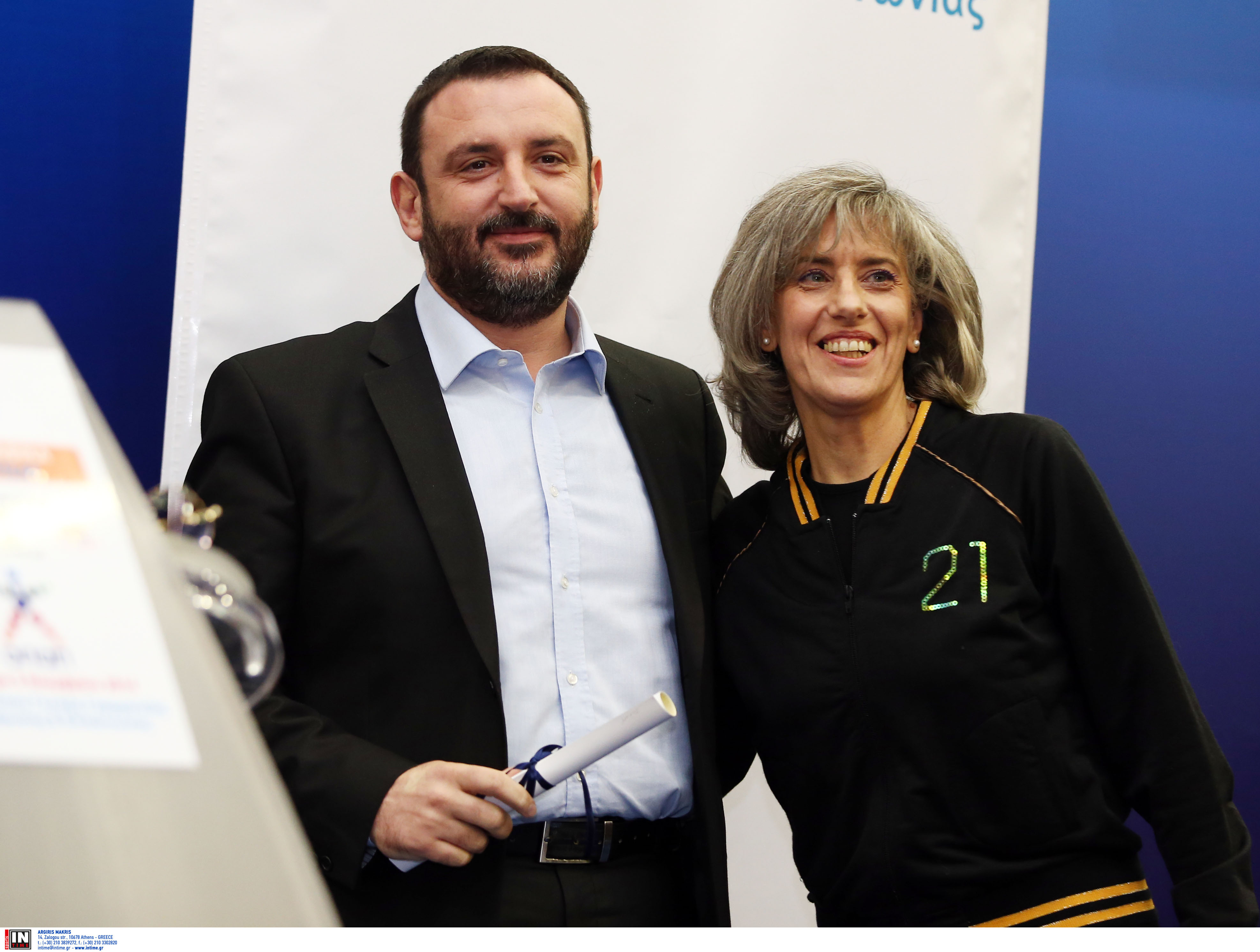 Ο Γιάννης Μπίλιος που επιμελήθηκε το βιβλίο της ΑΕΚ για τα 90 χρόνια βραβεύτηκε από την Αγγελική Βύζικα