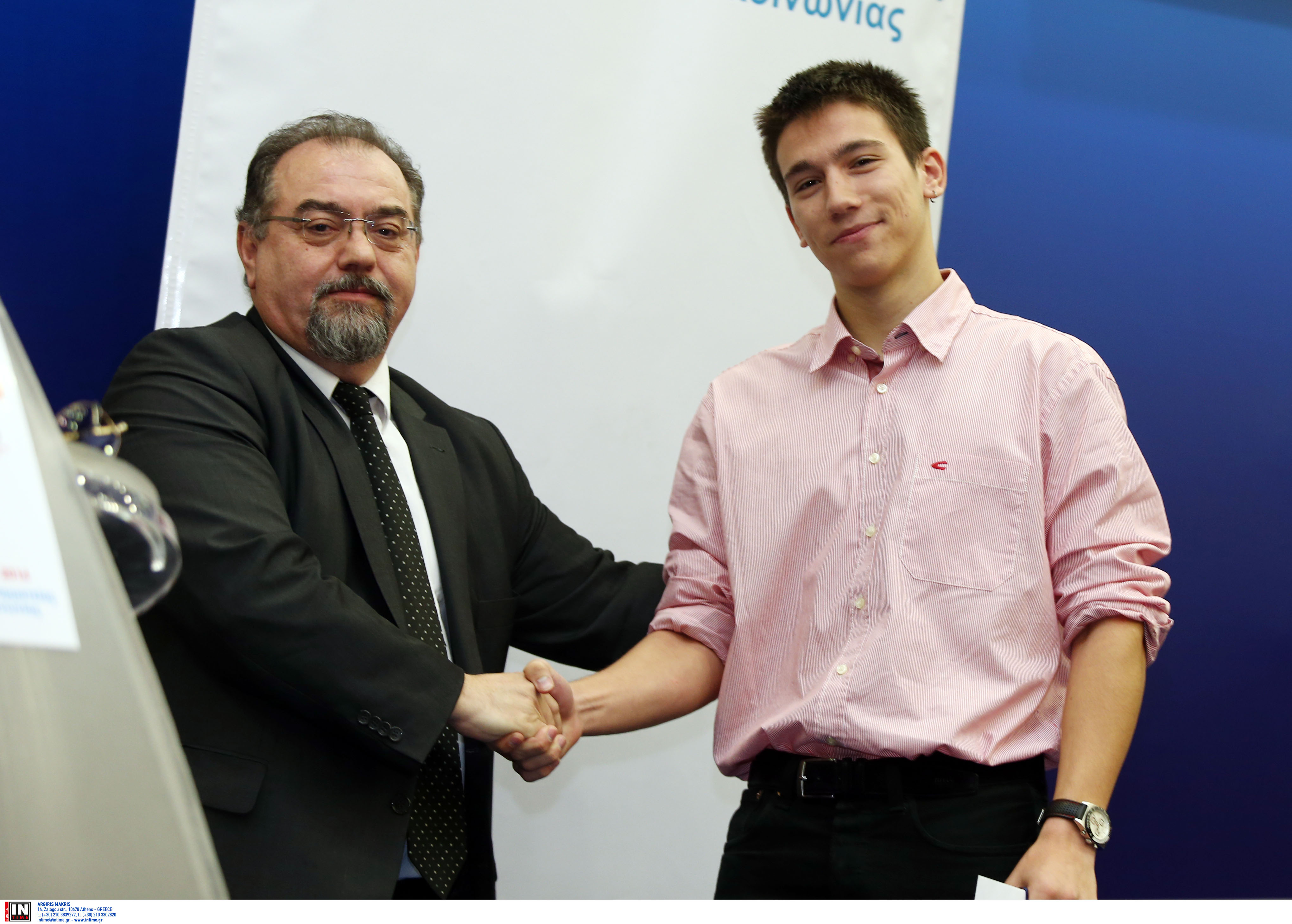 Ο Κώστας Πιτιακούδης βράβευσε τον Γιώργο Σακελαλρόπουλο για την εισαγωγή του στο Πανεπιστήμιο της Πάτρας