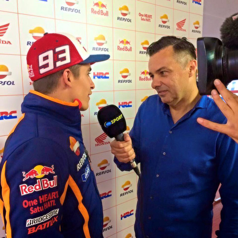 O Δημήτρης Διατσίδης έιναι ο γκουρού του MotoGP στην Ελλάδα. Λογικό να έχει.. αδυναμία στην ταχύτητα! (στη φωτό με τον Marc Marquez)