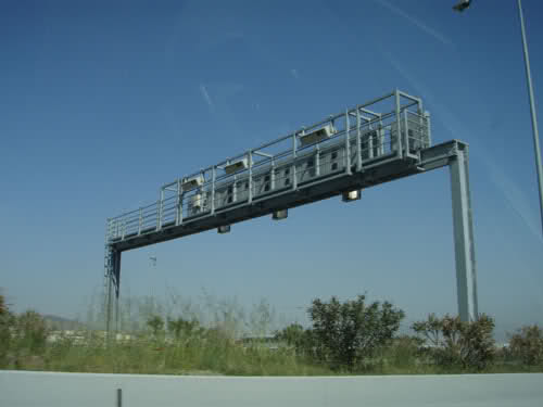 Πολλές κάμερες ταχύτητας είναι κρυμμένες και δεν φαίνονται (φωτό από Αττική οδό)