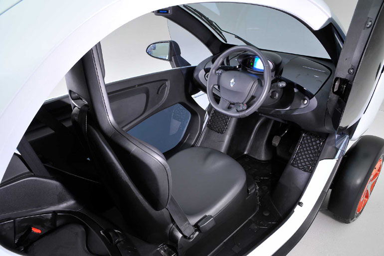 Το Renault Twizy φιλοξενεί δύο επιβάτες, έναν εμπρός και έναν πίσω...