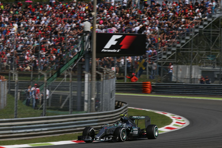 Άλλη μία νίκη γαι την Mercedes που όμως είχε και μία άτυχη στιγμή με την εγκατάλειψη του Rosberg...