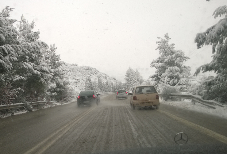 Χιονισμένο τοπίο και κάτω αριστερά το... σκόπευτρο της Mercedes!!!