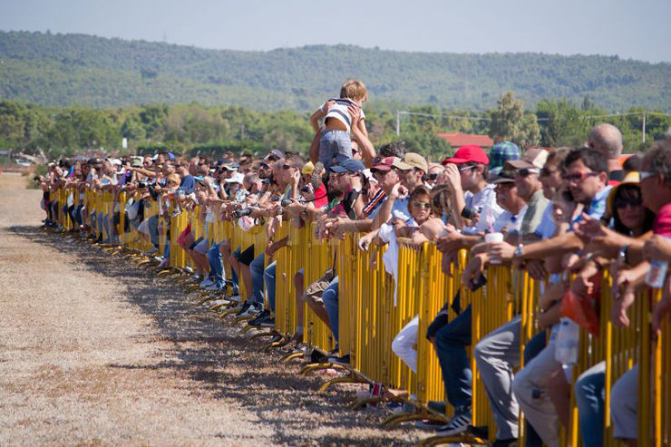 Και με πάρα πολύ κόσμο... Λέτε να δούμε σούπερ ειδική εκεί;