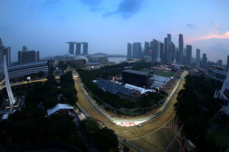 Φαντασμαγορικό το σκηνικό στην Σιγκαπούρη που φιλοξένησε τον 13ο γύρο του πρωταθλήματος...
