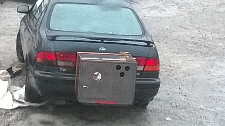 Αν μπορείτε να βρείτε ποια είναι η πινακίδα του συγκεκριμένου αυτοκινήτου θα μπορείτε να μαντέψετε και τους αριθμούς του τζόκερ!!!