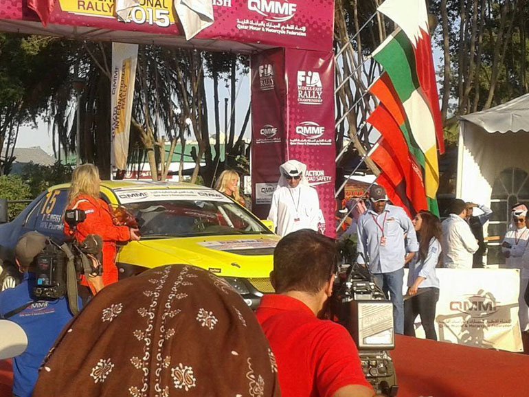 Η ελληνίδα Βίκυ Ψαράκη (αριστερά) στο βάθρο του αγώνα που έτρεξε στο Κατάρ!