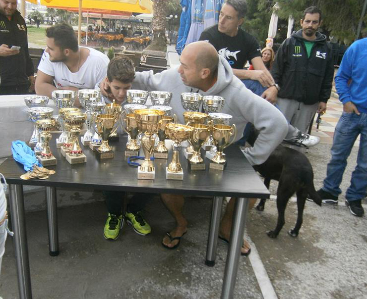 Θσα μπορούσαμε να πούμε πως ο... πεινασμένος καρβέλια ονειρεύεται (στην φωτό ο Ζούμπερης και τον γιο του προέδρου κ. Ζωγράφου)