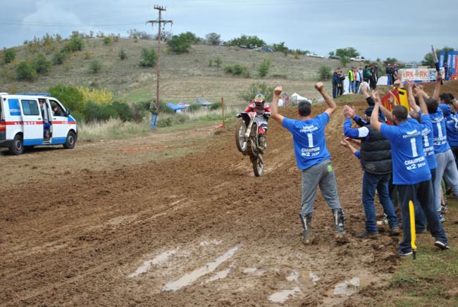 Ο Γιάννης Τουρατζίδης τερματίζει και γίνεται... χαμός!!!