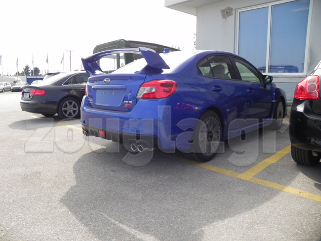 Το πίσω μέρος όπου διακρίνεται η τεράστια αεροτομή...