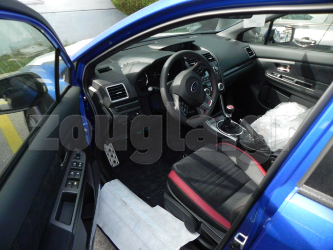 Το εσωτερικό του ιαπωνικού μοντέλου. Βλέπετε την διχρωμία στα καθίσματα...