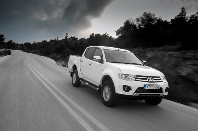 Άνετο στο δρόμο το Mitsubishi L200...