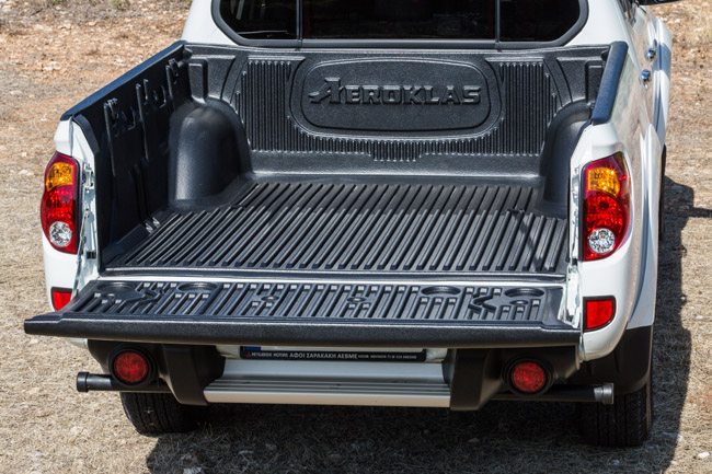 Η καρότσα προστατεύεται από ειδικό πλαστικό κάλυμμα