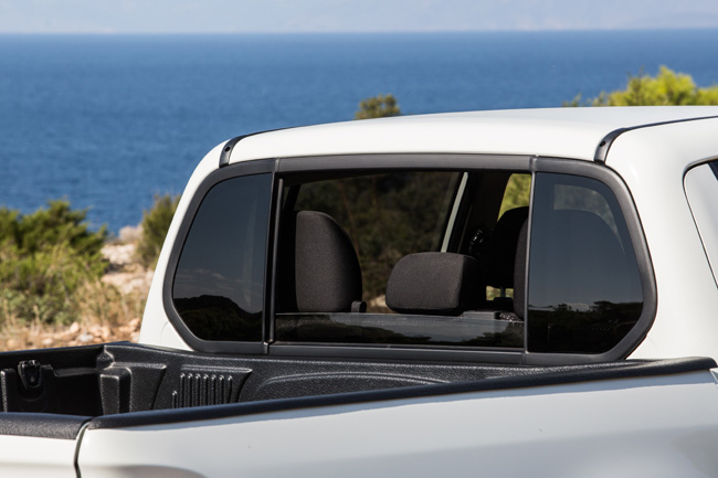 Το πίσω παράθυρο ανοιγοκλείνει με το πάτημα ενός κουμπιού