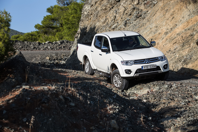 Το L200 μπορεί να κινηθεί σχεδόν παντού χωρίς να προβληματίσει τον οδηγό...