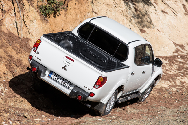 Σκαρφαλώνει παντού το L200...