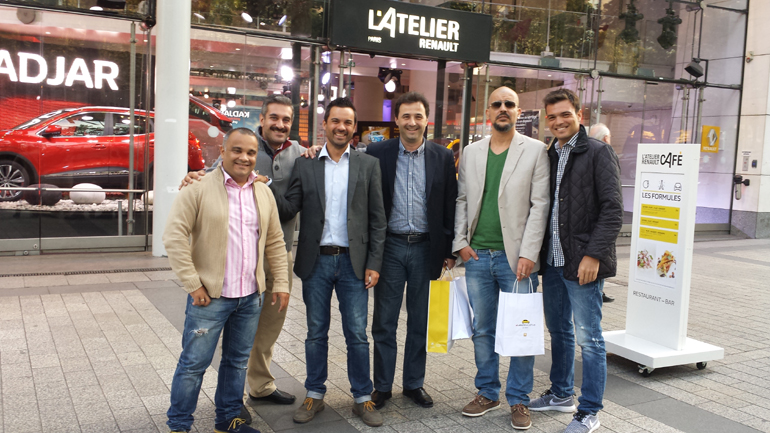 Από αριστερά: Νίκος Λιβανός, Νίκος Μήττας (Car & Truck), Ιάκωβος Κρομμύδας (PR Manager Renault), Σπύρος Κοντογιώργης (προϊστάμενος επαγγελματικών οχημάτων Renault), Γιώργος Παναγιωτακόπουλος (Auto Τρίτη) και Λουκάς Παπαλάμπρος (zougla.gr)