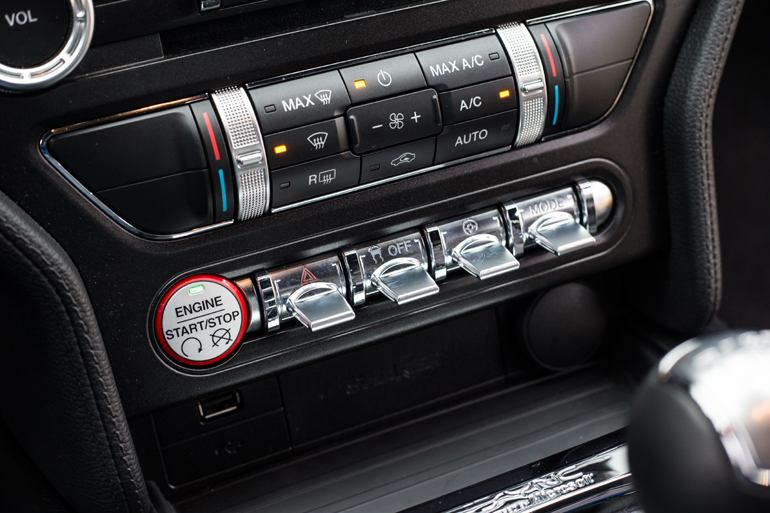 Ρετρό στοιχεία με τους διακόπτες της κεντρικής κονσόλας...