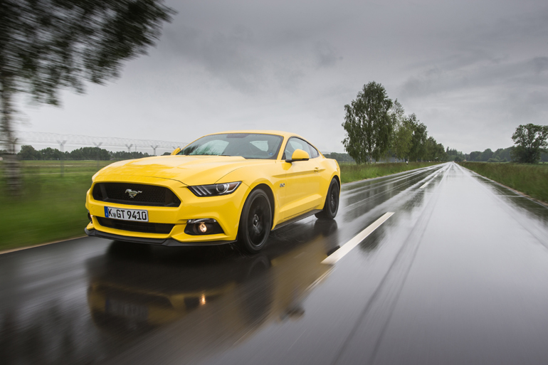 Ακόμα και σε βρεγμένο οδόστρωμα η Ford Mustang δεν προβληματίζει (σε δρόμους της Γερμανίας)...