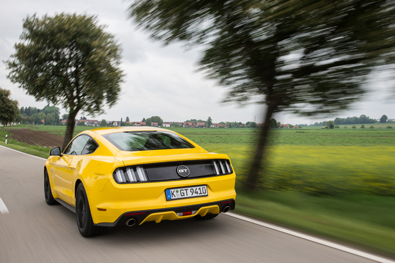 Από την μεγάλη έκδοση με τον κινητήρα των 5.0 λίτρων μέχρι την 'μικρή' των 2.3 η κάλυψη χιλιομέτρων είναι πραγματική απόλαυση...