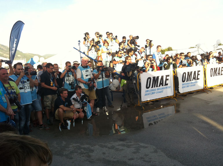 Του... φωτογράφου έγινε στη ράμπα του τερματισμού!!