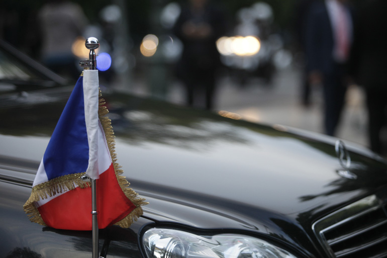 Η γαλλική σημαία πάνω στο γερμανικό θωρακισμένο...