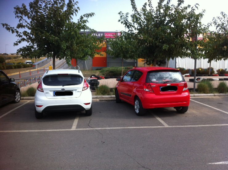 Γιατί να μην παρκαρουμε έτσι; Αναρωτιέται ο αναγνώστης που μας έσετιλε και την φωτογραφία. Μπορεί να έρθει κανένας φίλος οπότε και έχει θέση να παρκάρει... Φωτογραφία από τα Σπάτα...