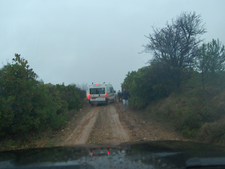 To ασθενοφόρο προσπαθεί να προσεγγίσει ειδική διαδρομή αγώνα ράλι και... κολλάει στη λάσπη