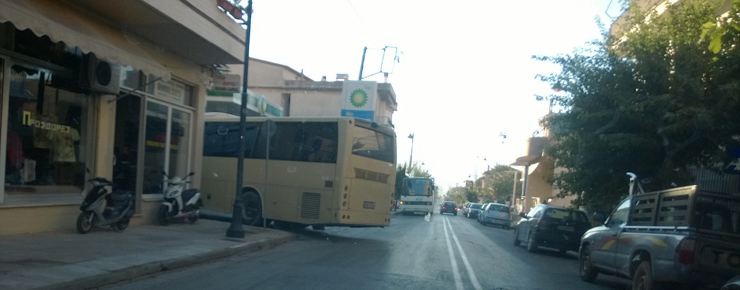 Από την Άμφισσα: Κεντρικός δρόμος της πόλης, οδός Σαλώνων. Το ένα λεωφορείο γεμίζει πετρέλαιο και έχει καλύψει το 1/4 του δρόμου, το άλλο περιμένει απέναντι και έχει καταλάβει τον μισό δρόμο, δεξιά σταθμευμένα αυτοκίνητα με σήμανση απαγορευτική. Δηλαδή ο δρόμος έχει ουσιαστικά γίνει μιάς λωρίδας κυκλοφορίας!!!