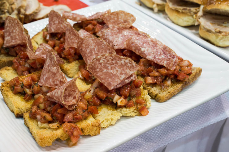 Τέτοια ώρα τέτοια λόγια... Να 'χαμε αυτή την ώρα τέτοιες λιχουδιές...