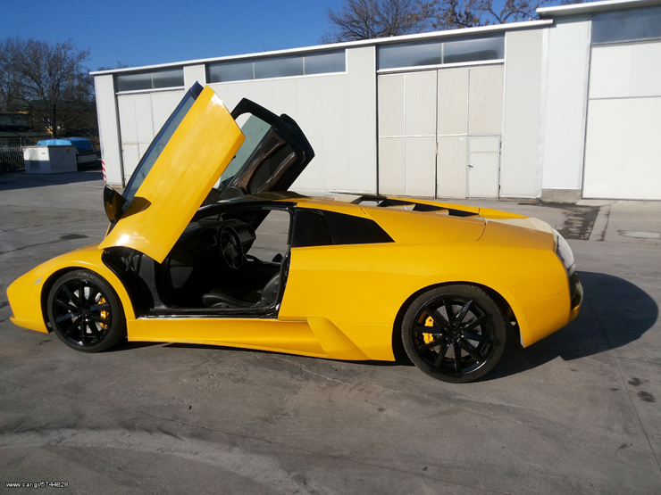 Χαρακτηριστικό της μάρκας (όχι για όλα τα μοντέλα) το άνοιγμα των θυρών προς τα πάνω...