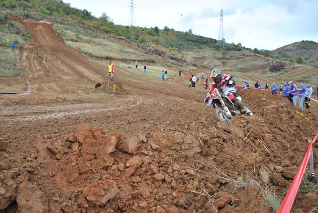 Οι άσχημες συνθήκες δεν εμπόδισαν τον αναβάτη να πετύχει τον στόχο του που ήταν το πρωτάθλημα στην κατηγορία του!!!