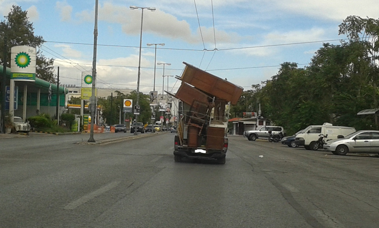 Οδός Πειραιώς στο ύψος του Ταύρου. Το pick up είναι φορτωμένο όσο δεν πάει άλλο. Θα ταίριαζε κάλλιστα το τραγούδι ο «χάρος βγήκε παγανιά».
