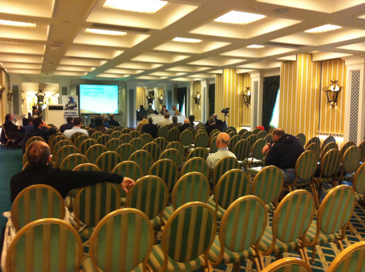 Συνέντευξη τύπου σε άδειες καρέκλες...