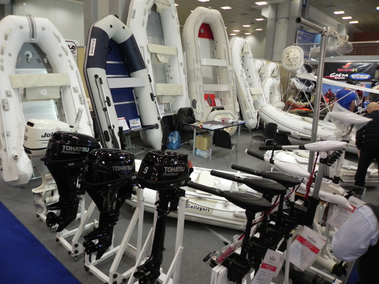 Το σκάφος είναι είναι απαραίτητα θαλαμηγός αλλά και μία μικρή βάρκα για εξορμήσεις...