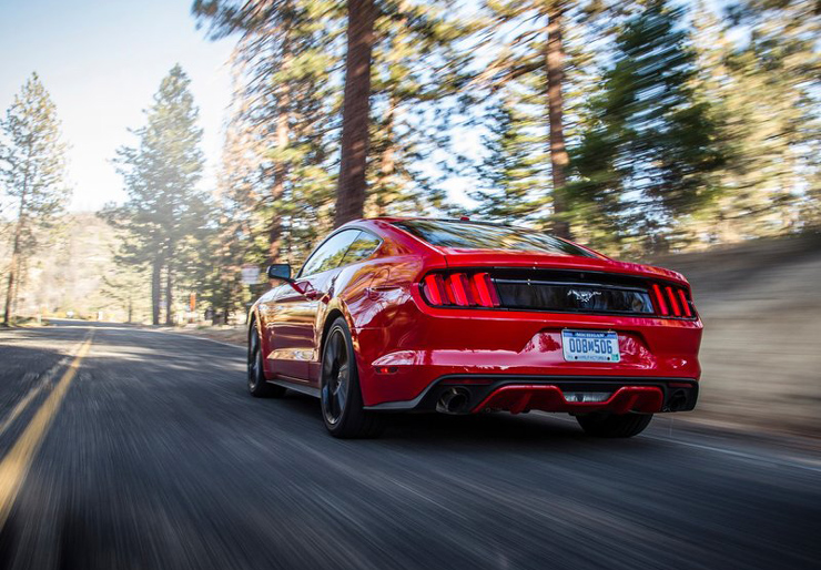 Από πού να κοιτάξεις τη νέα Mustang και να μην... ζαλιστείς;