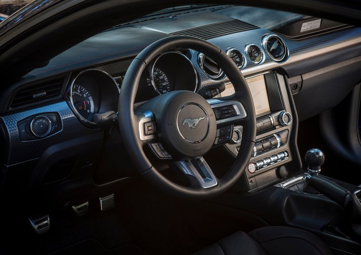 Από όποια πλευρά και να βλέπεις το εσωτερικό θες να έρθει η ώρα και η στιγμή για να καθίσεις και να οδηγήσεις...