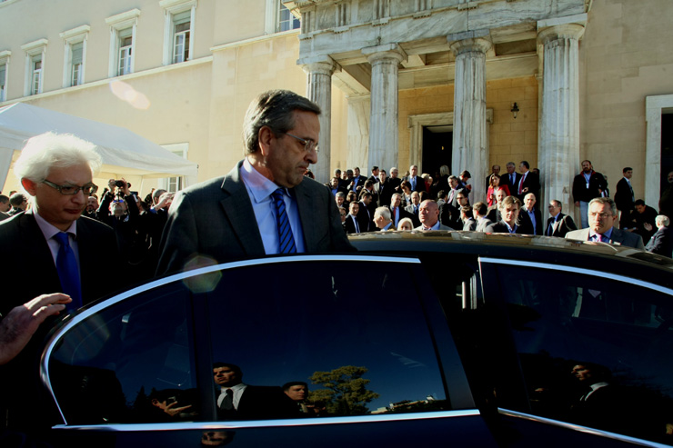 Σύμφωνα με το πρωτόκολλο τα επίσημα πρόσωπα κάθονται πίσω και δεξιά