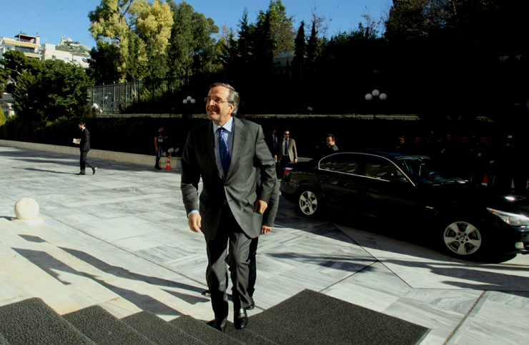 Ο Αντώνης Σαμαράς και στο βάθος μία από τις πρωθυπουργικές BMW