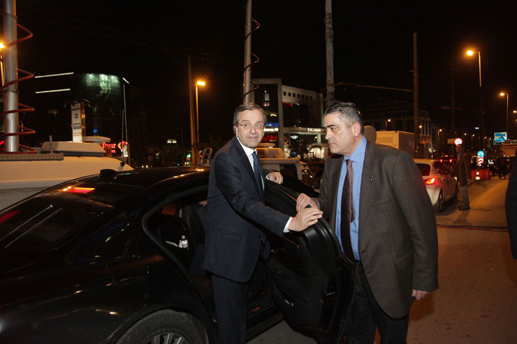 Από αυτή την φωτογραφία μπορείτε να διακρίνετε την θωράκιση που έχει το συγκεκριμένο πρωθυπουργικό αυτοκίνητο. Φαίνεται ξεκάθαρα το υπερβολικό πάχος της πόρτας...