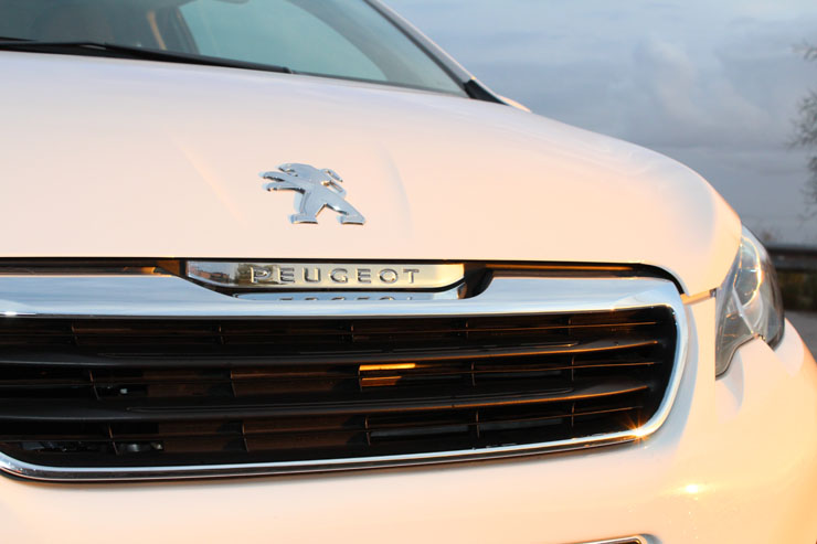 Το λιοντάρι δεσπόζει πάνω στο εμπρός καπό...