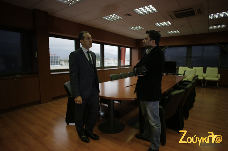 O πρόεδρος της Kosmocar Στήβεν Σίρτης στην αίθουσα συσκέψεων του zougla.gr συνομιλεί με τον υπογράφοντα για την μεγαλειώδη παγκόσμια παρουσίαση του νέου VW Passat που έγινε στην Μεσσηνία......